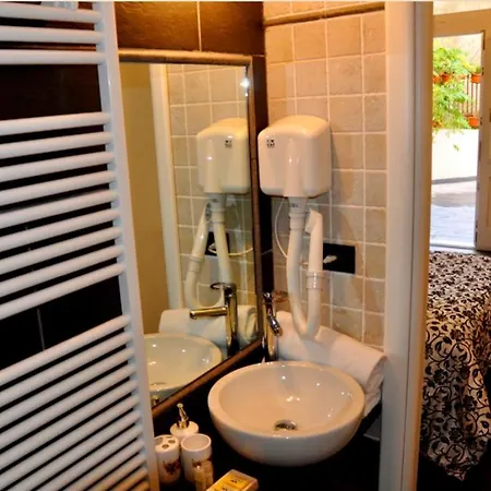 Monterosso 5 Terre לינה וארוחת בוקר 3*